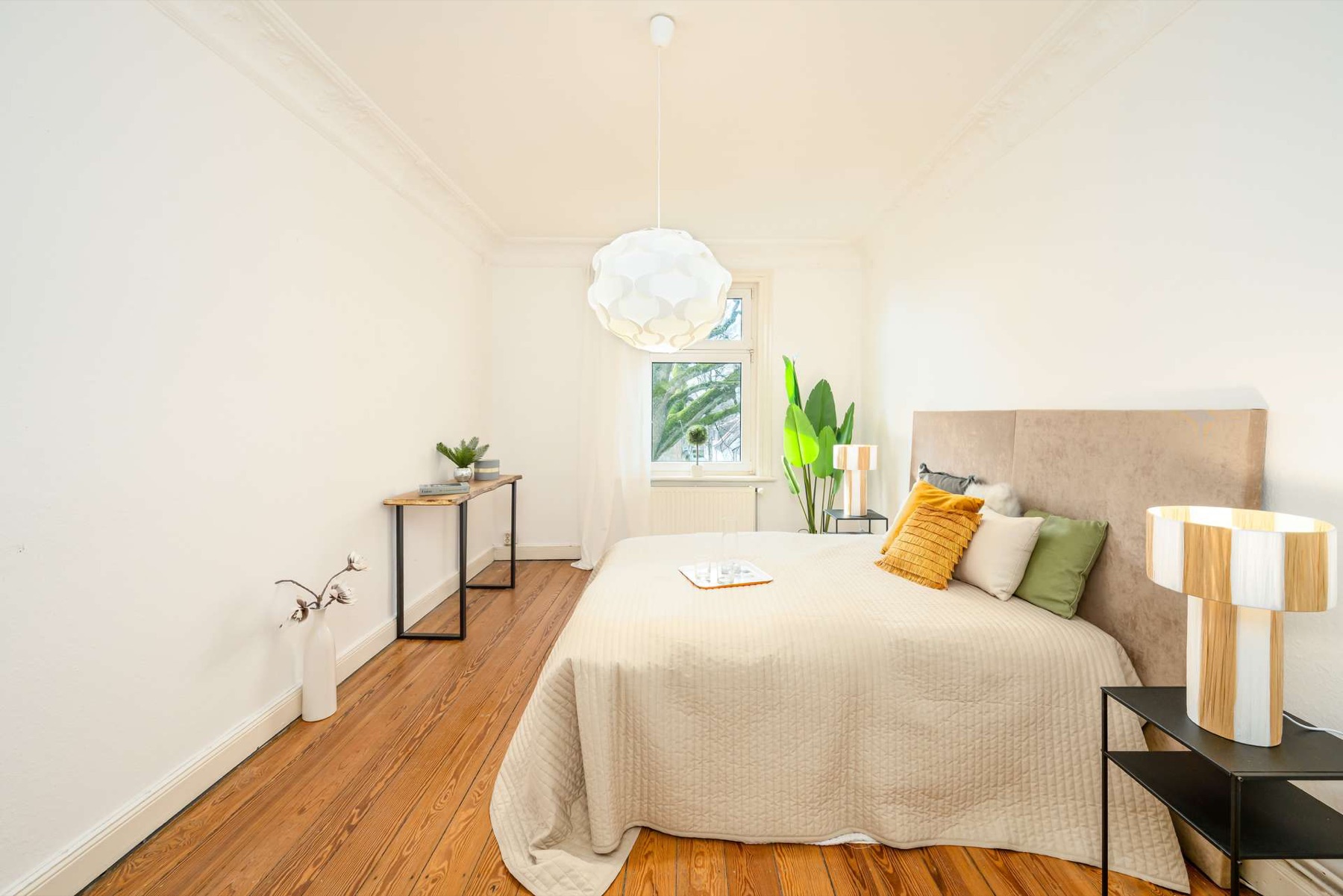 Helles Schlafzimmer im Altbau